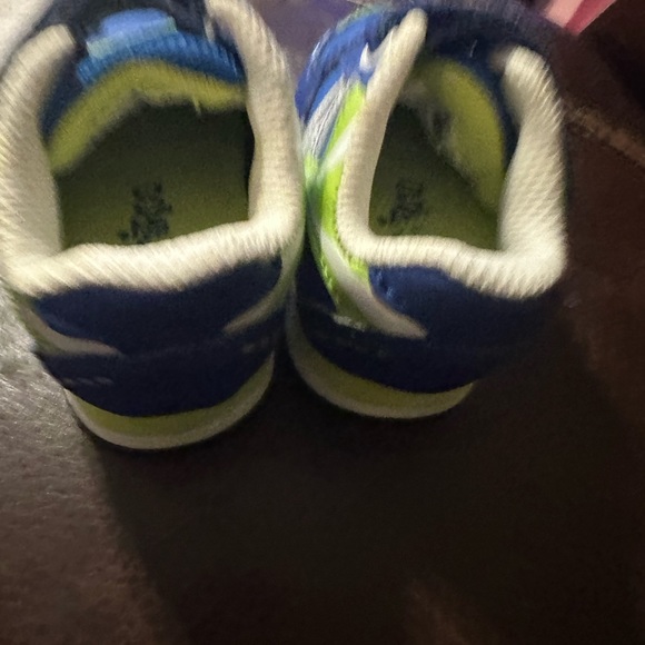 Circle baby shoes blue & lime green little rubbing on one shoe - Picture 3 of 5